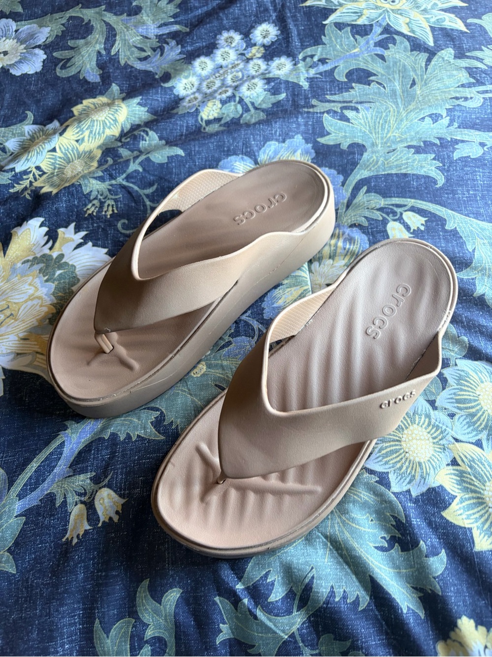CROCS Women's Beige Platform Thong Sandals - Picture 6 of 7